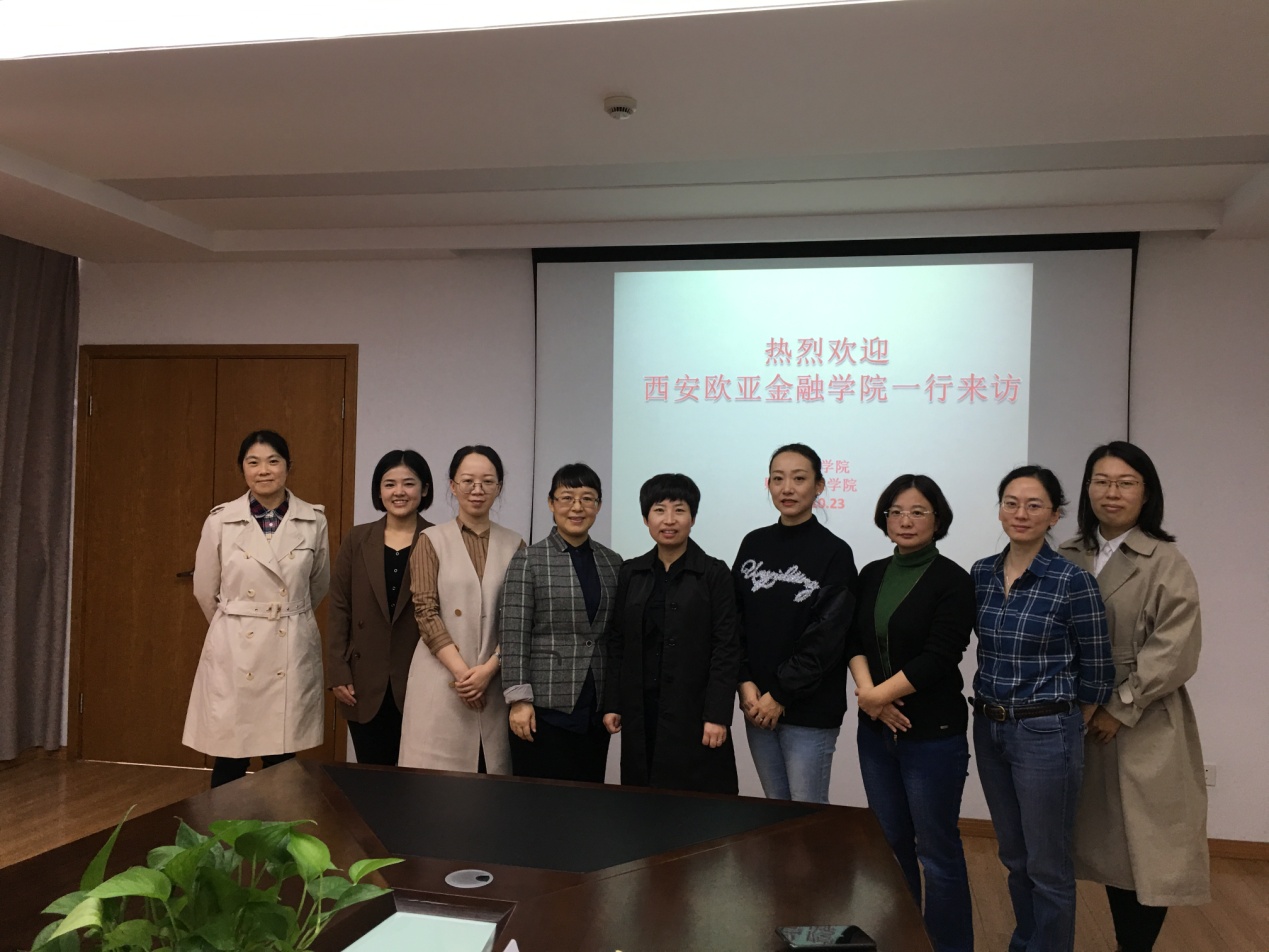 图为与会人员合影