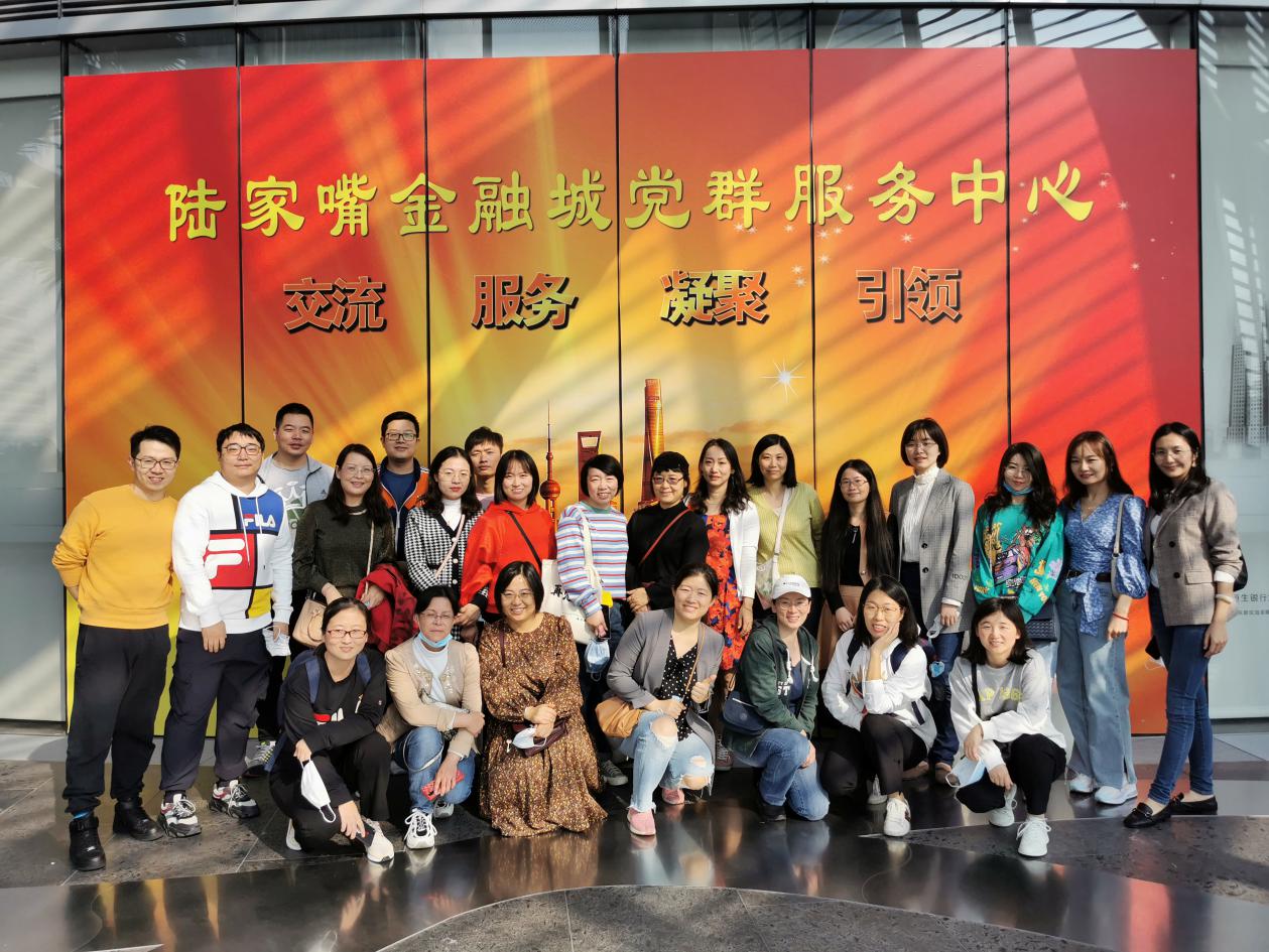 图为全体教师合影
