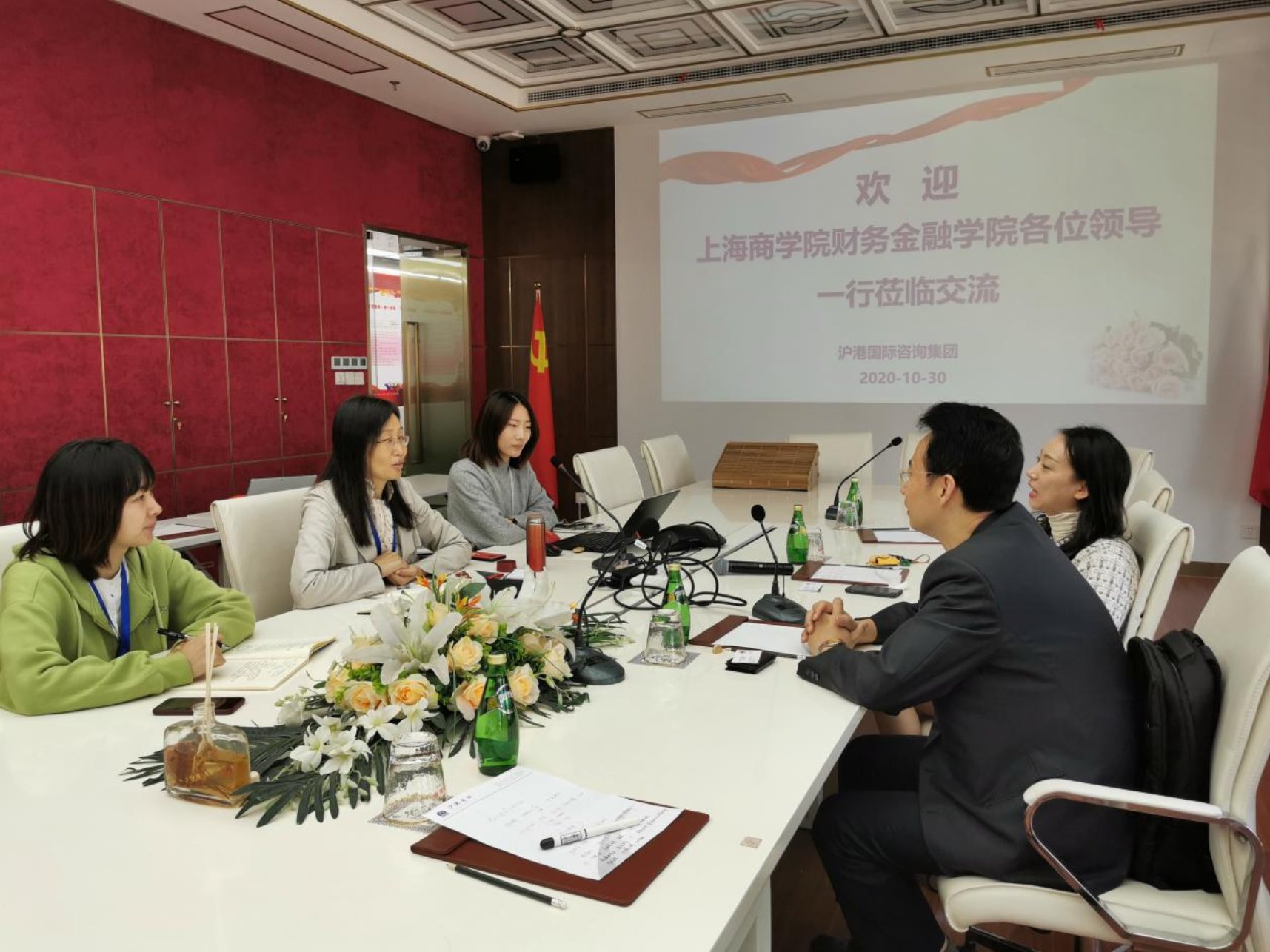 图为双方热烈交流未来合作方向
