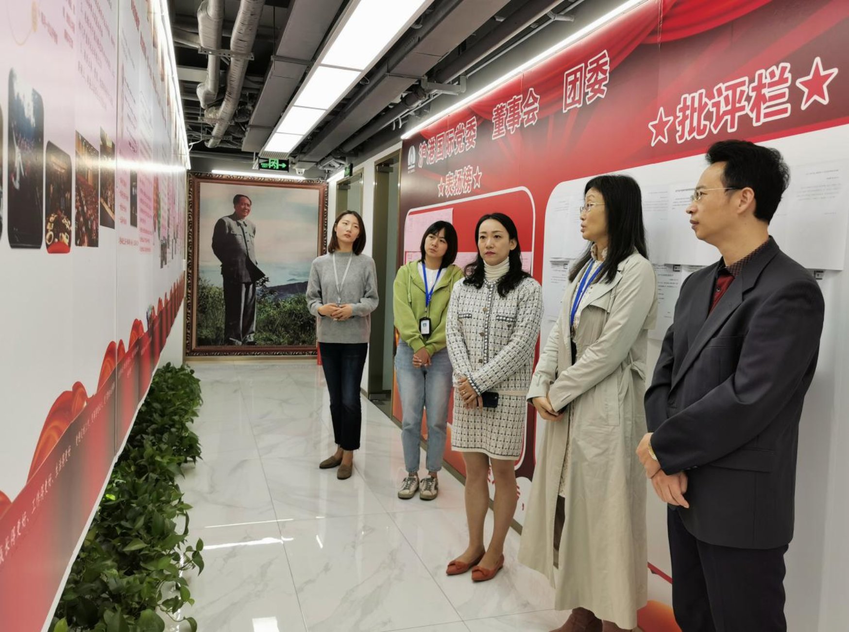 图为于鸣珠介绍沪港国际发展历程、企业文化和党建文化