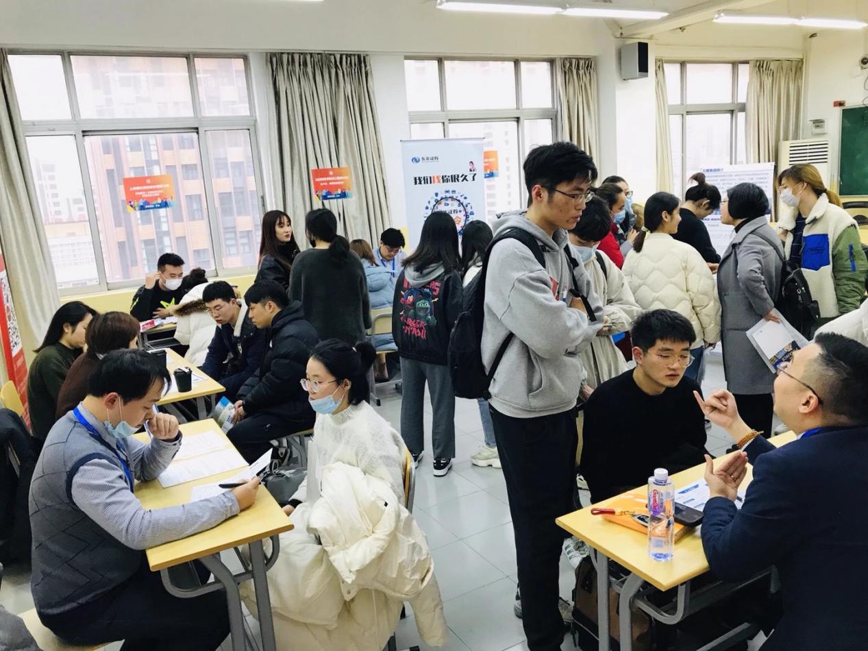 图为招聘会现场
