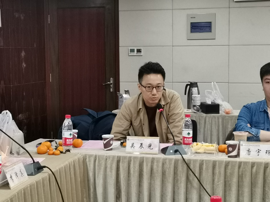 图为优秀校友吴辰光分享经验