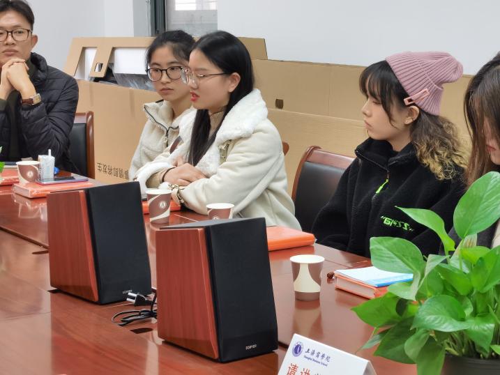 图为大二大三学生分享经验