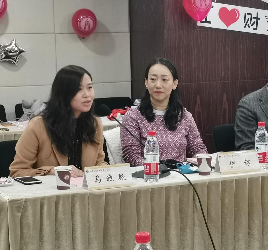 图为优秀校友马晓艳发言