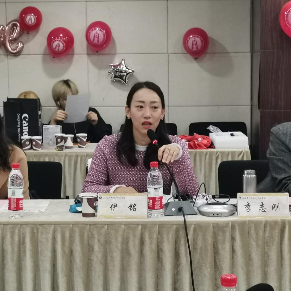 图为党总支书记伊铭致辞