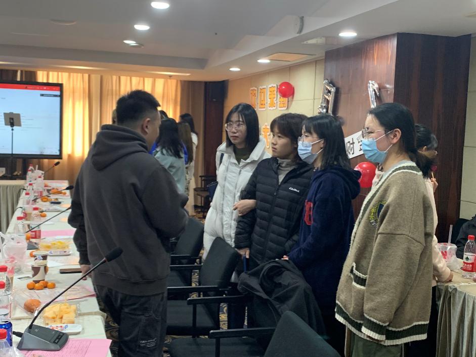 图为校友与同学们交流