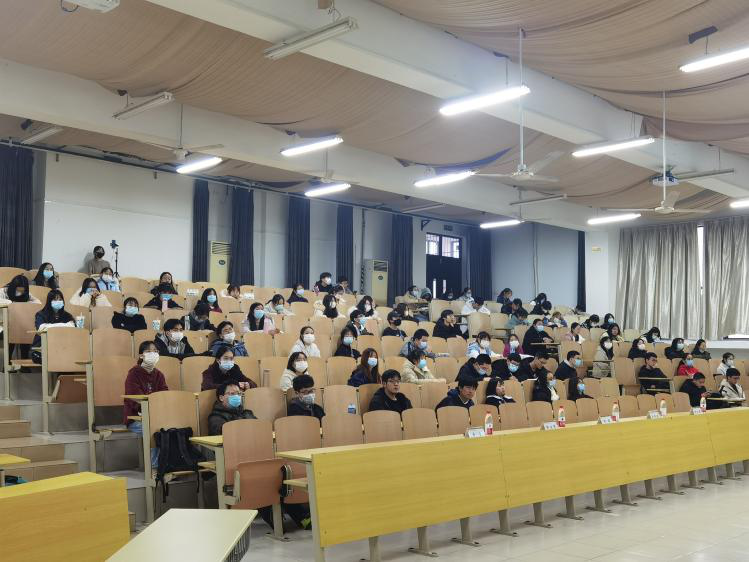 图为主会场的同学们