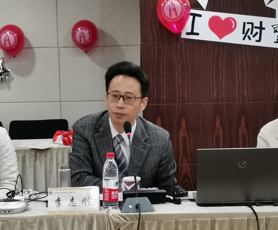 图为财务金融学院院长李志刚介绍学院近况