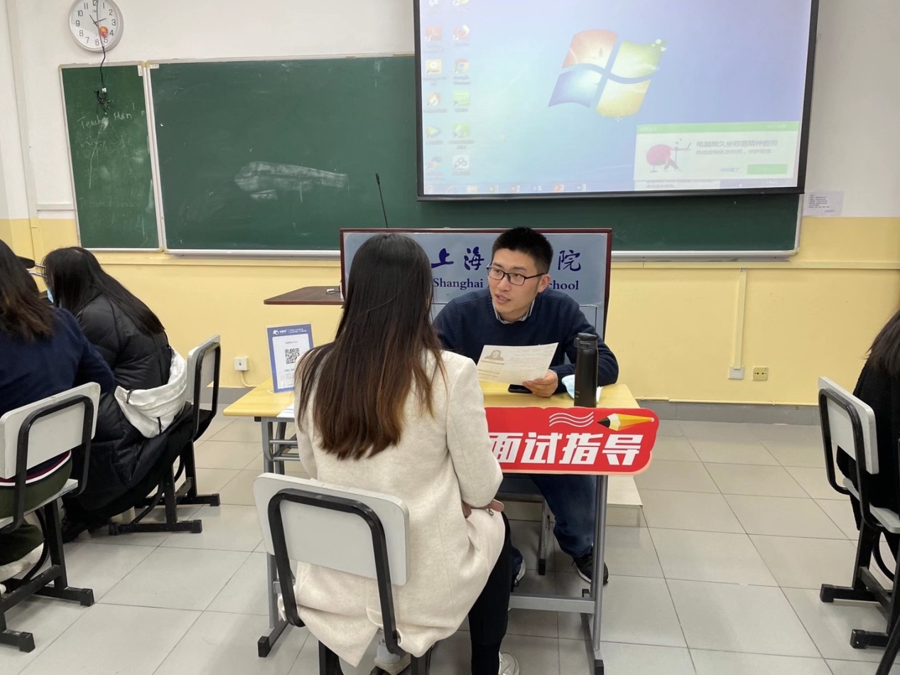 图为HR导师现场做简历诊断、面试指导