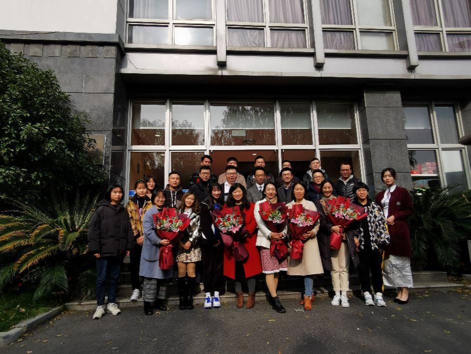 图为校友和教师们合影