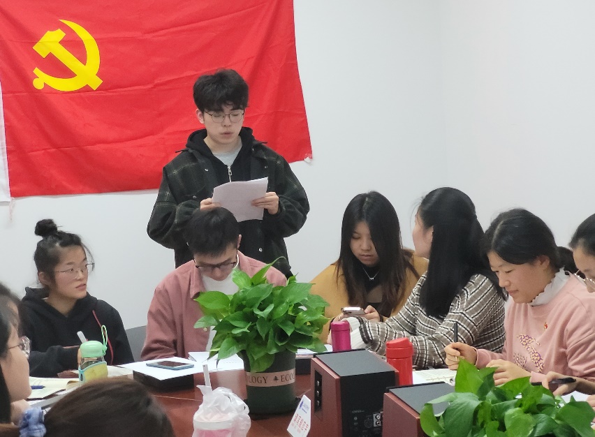 图为发展对象宣读入党志愿书