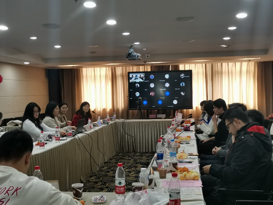 图为老师们与校友互动