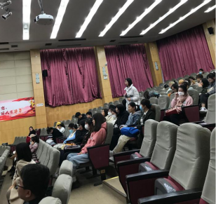 图为同学提问