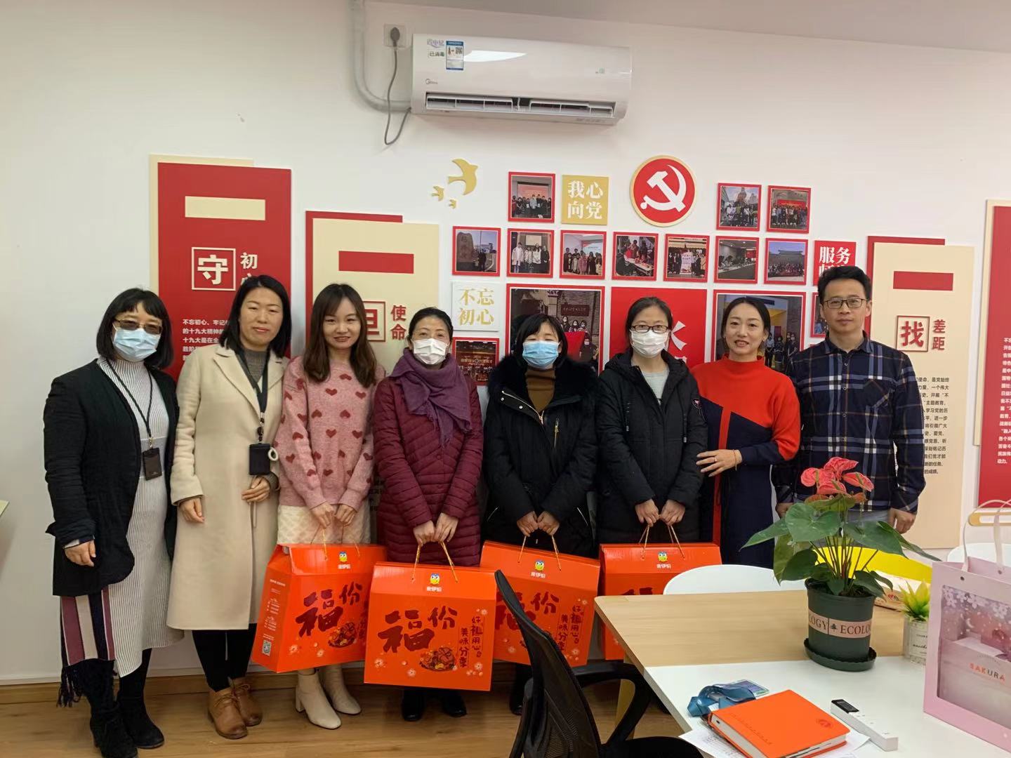 慰问中青年教师代表