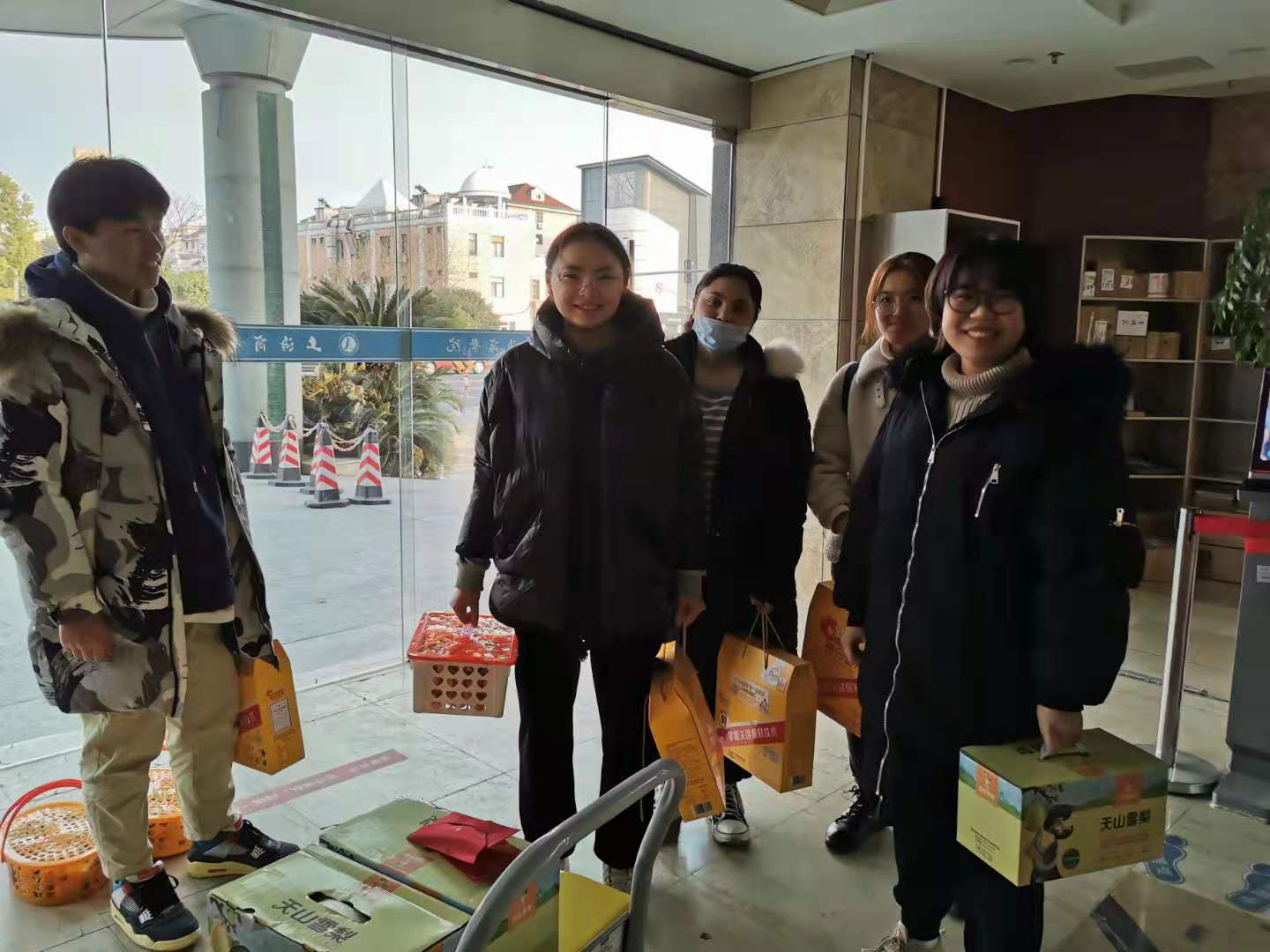 图为奉贤校区留校学生领取慰问品