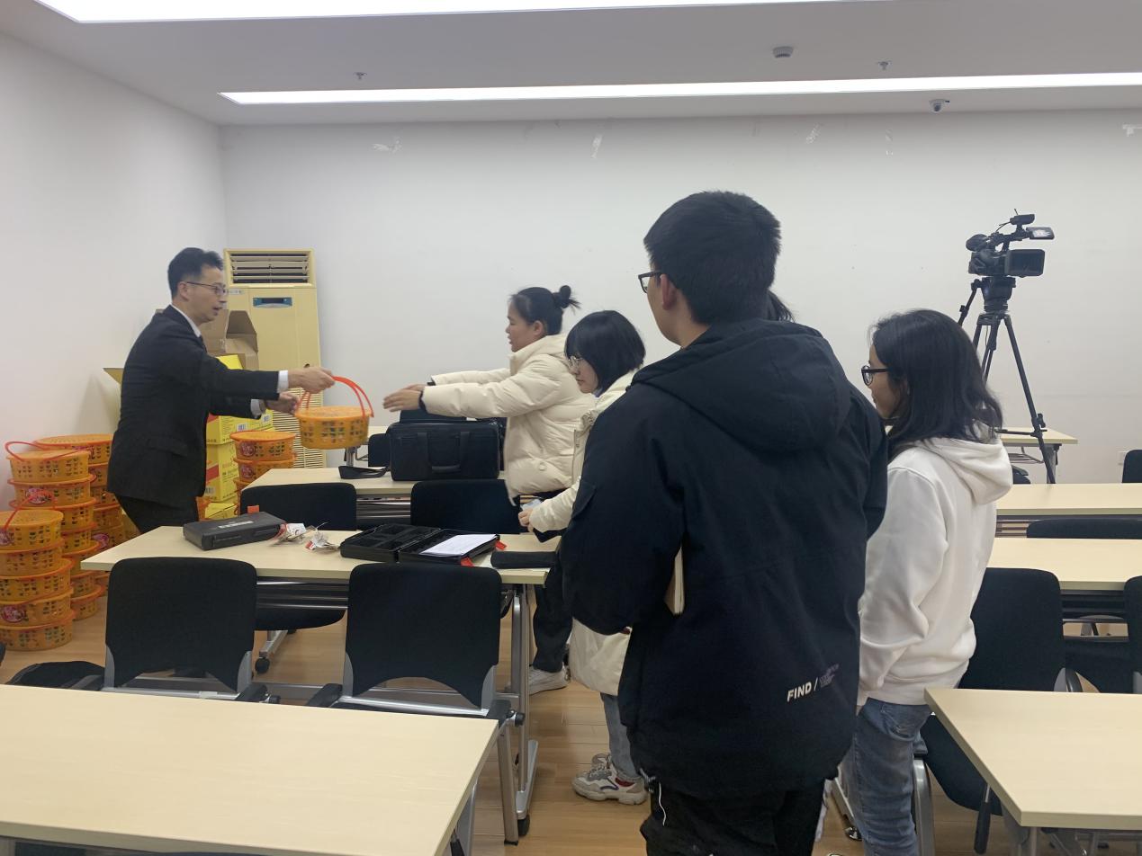 图为常务副院长李志刚在为徐汇留宿同学们发放慰问品