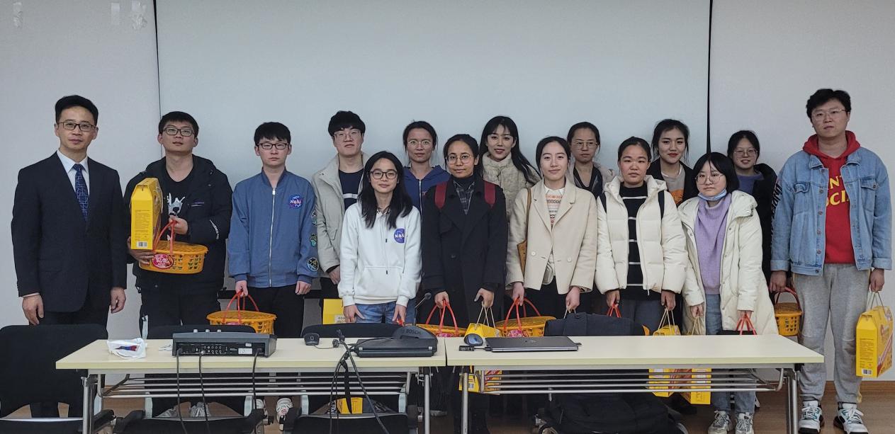 图为同学们和常务副院长李志刚的合影