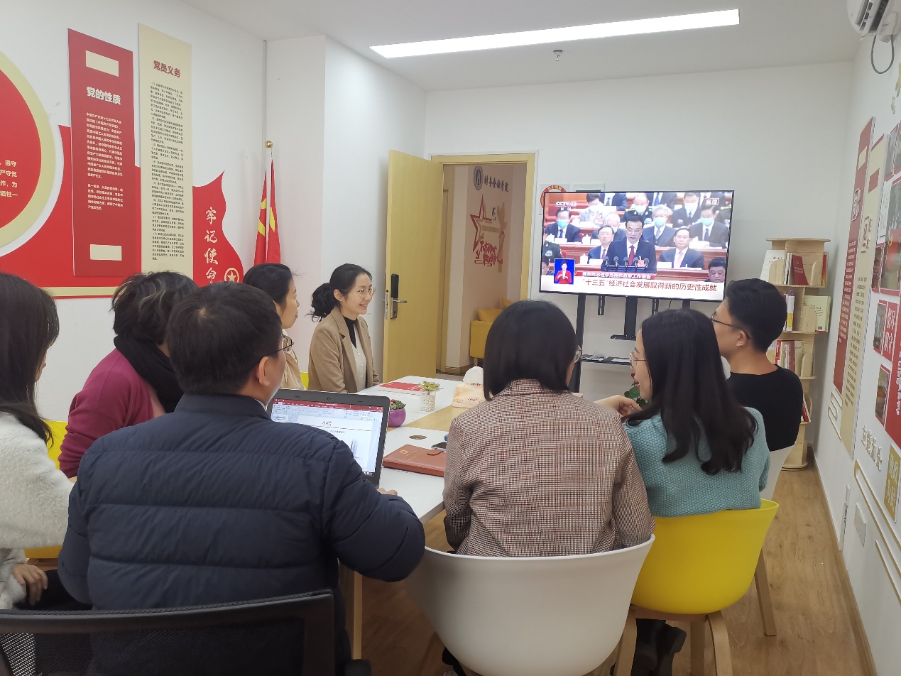 图为在校教师共同观看大会现场