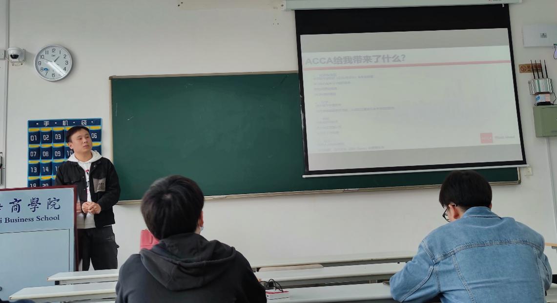 图为石宇珂分享经验