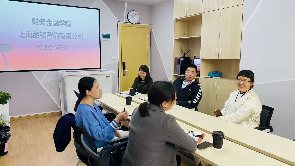 图为王小平介绍院系情况