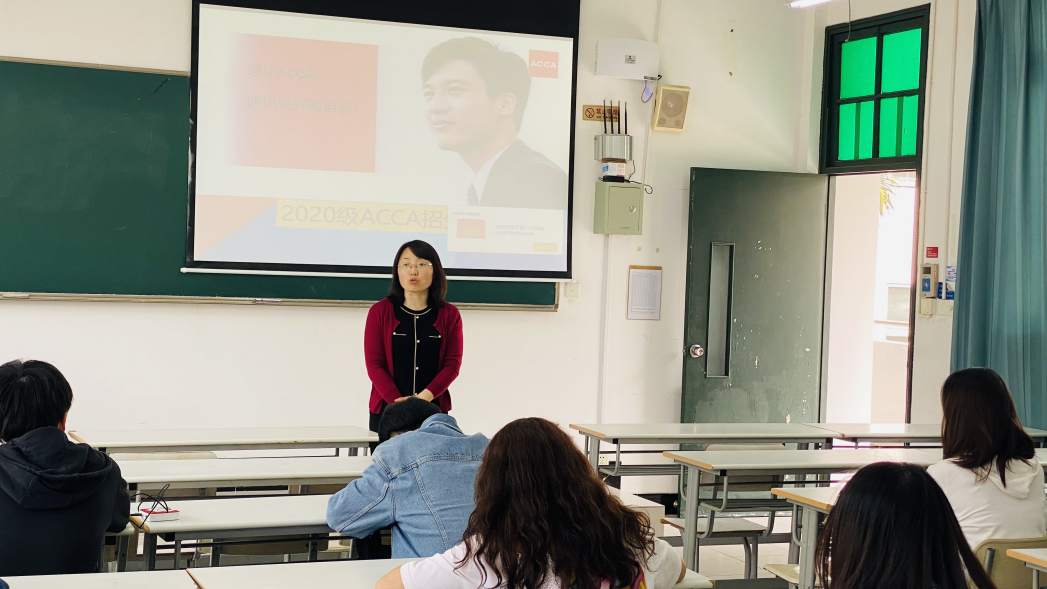 图为张海霞老师介绍