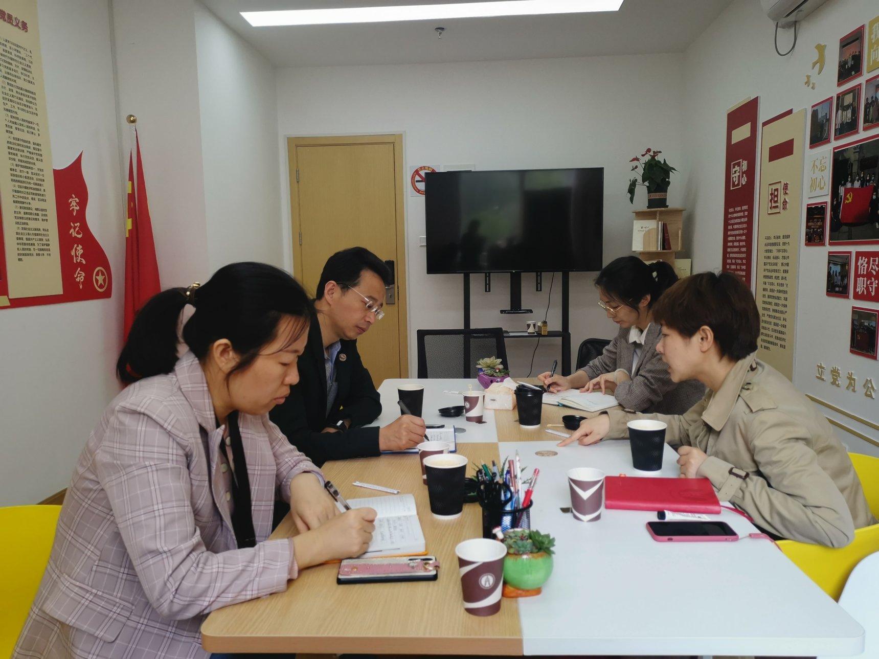 图为研讨现场