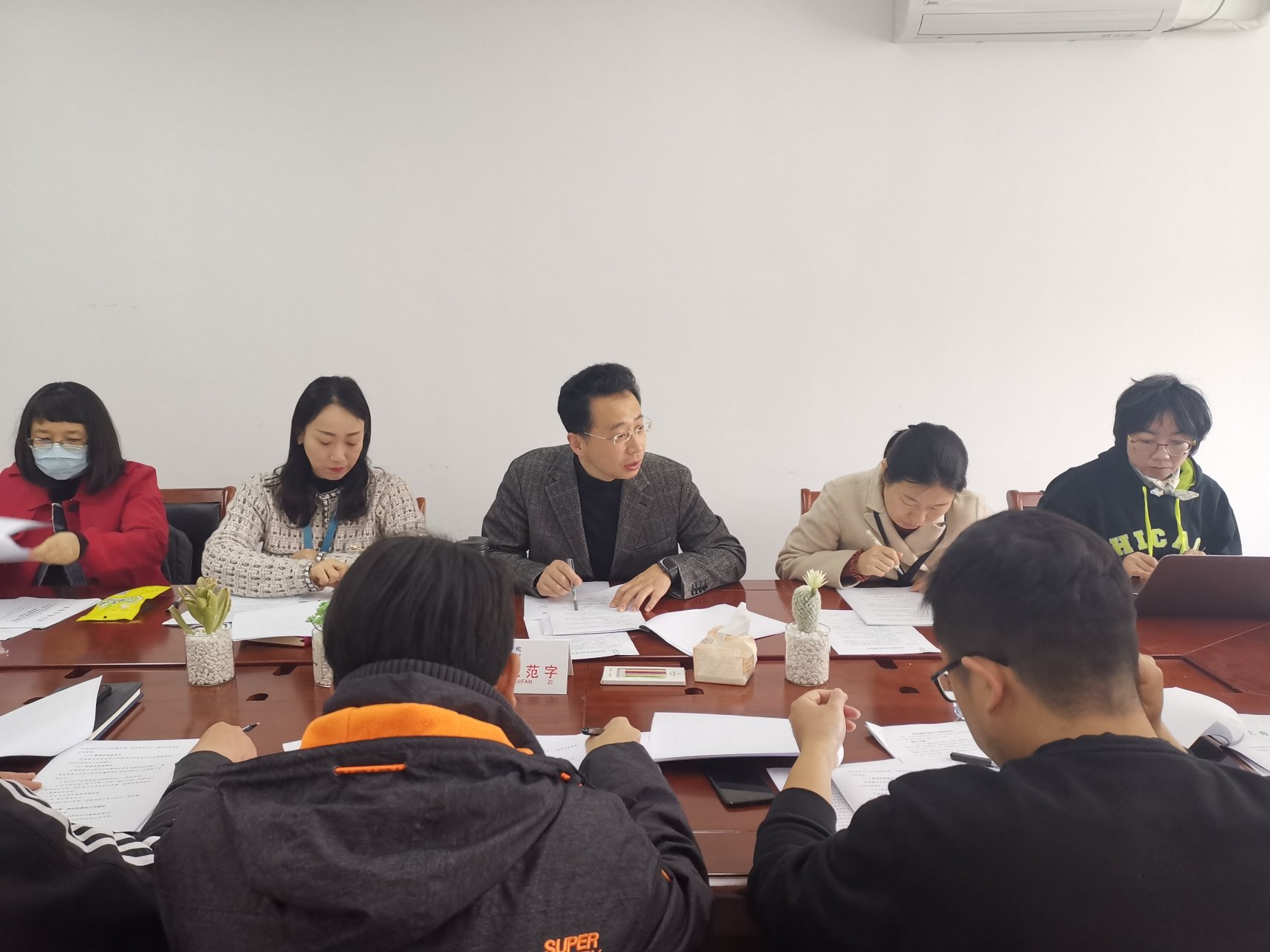 图为领导班子阐释材料内容