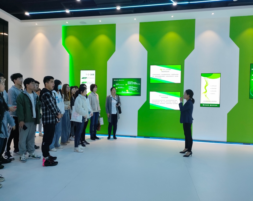 图为财务金融学院师生参观弘博公司品牌展厅