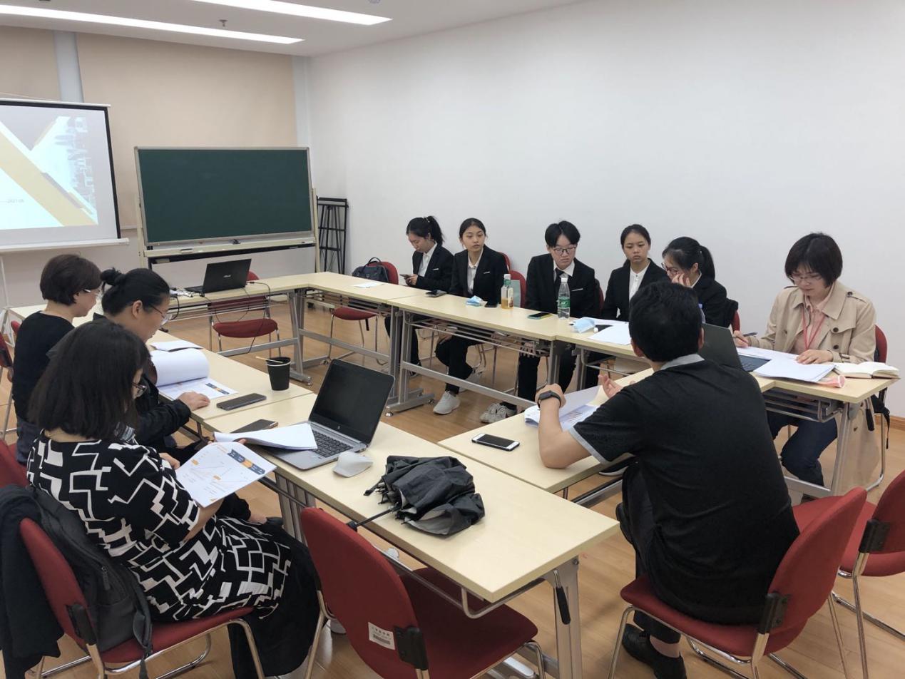 图为学院领导线下指导团队成员