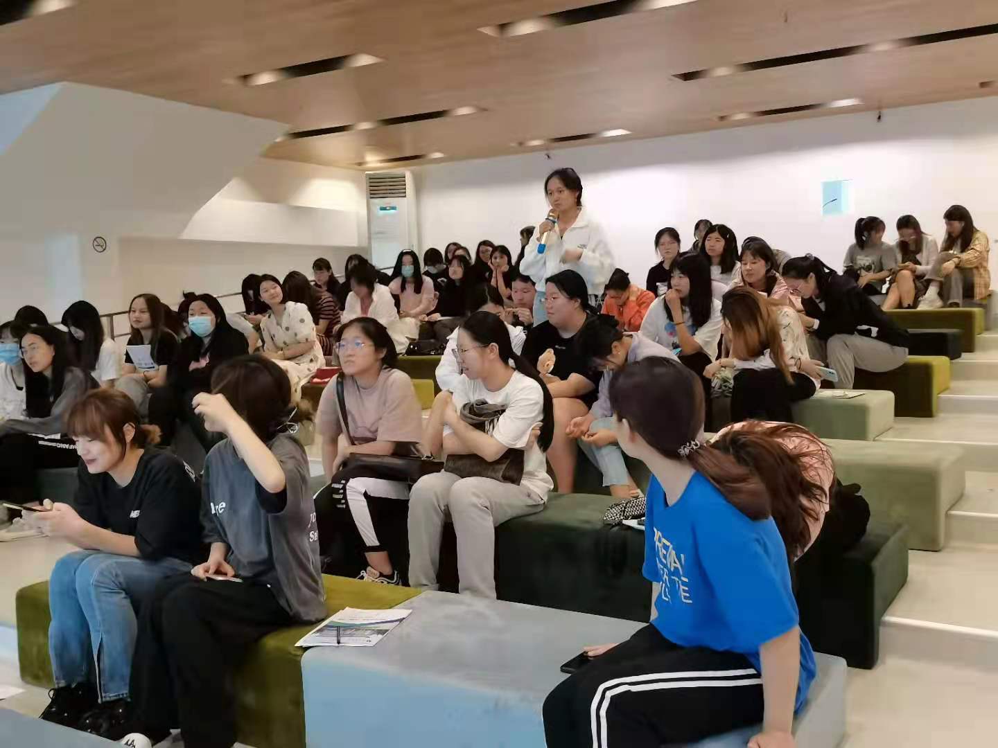 图为学生提问现场