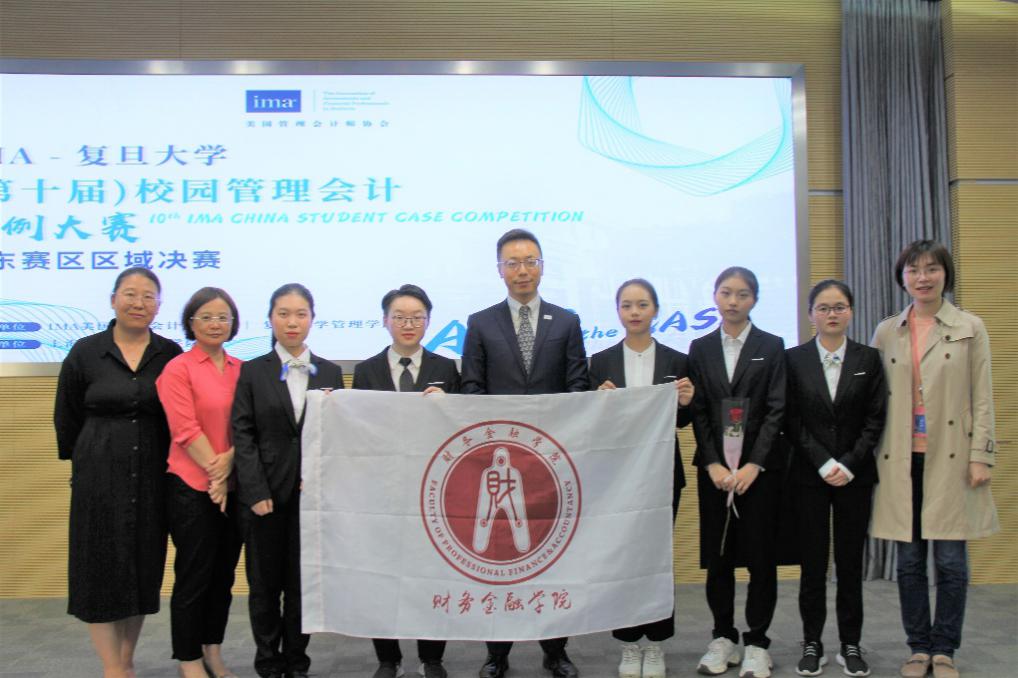 图为颁奖嘉宾、老师、团队成员合影