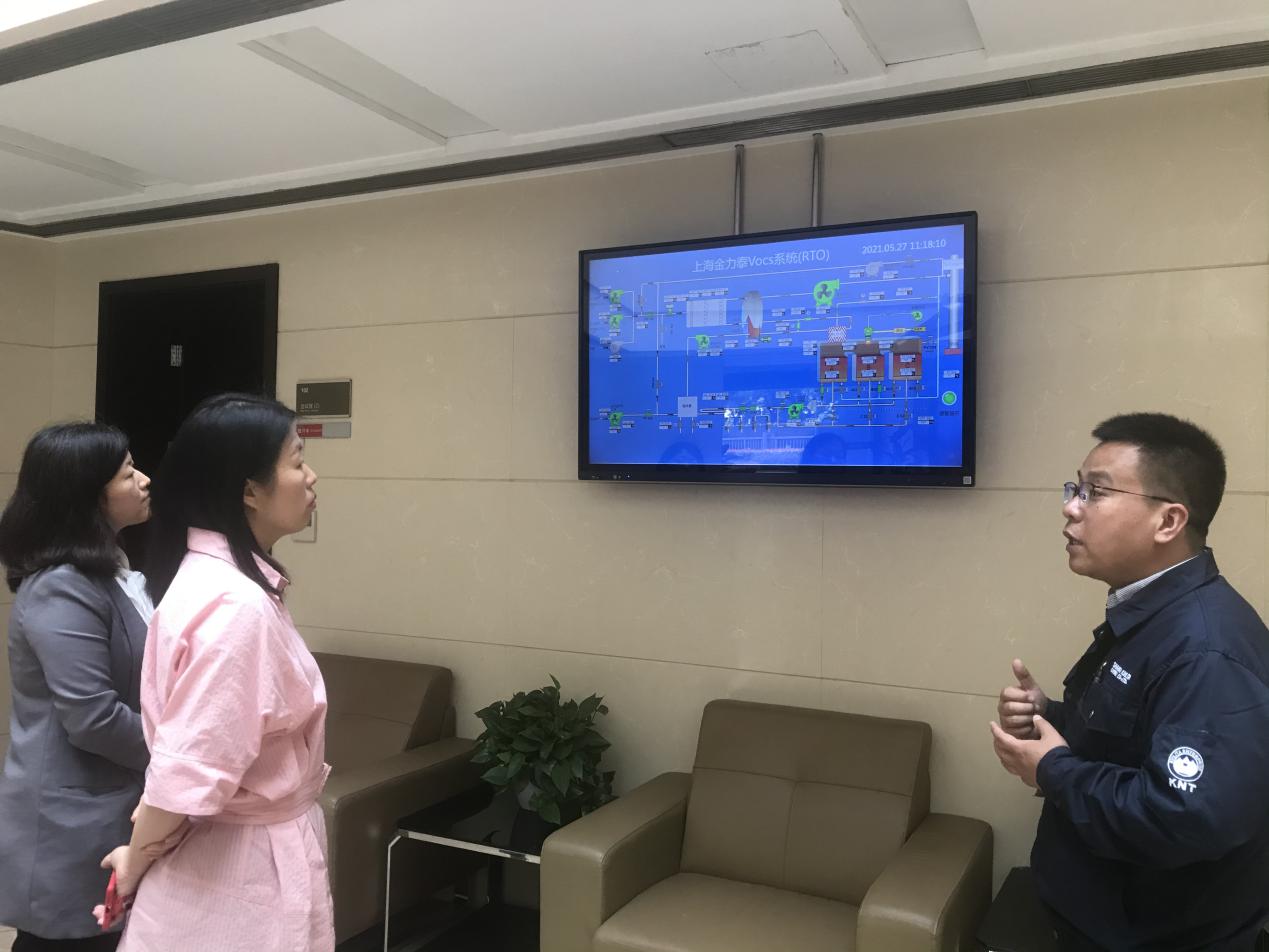 图为参观生产线