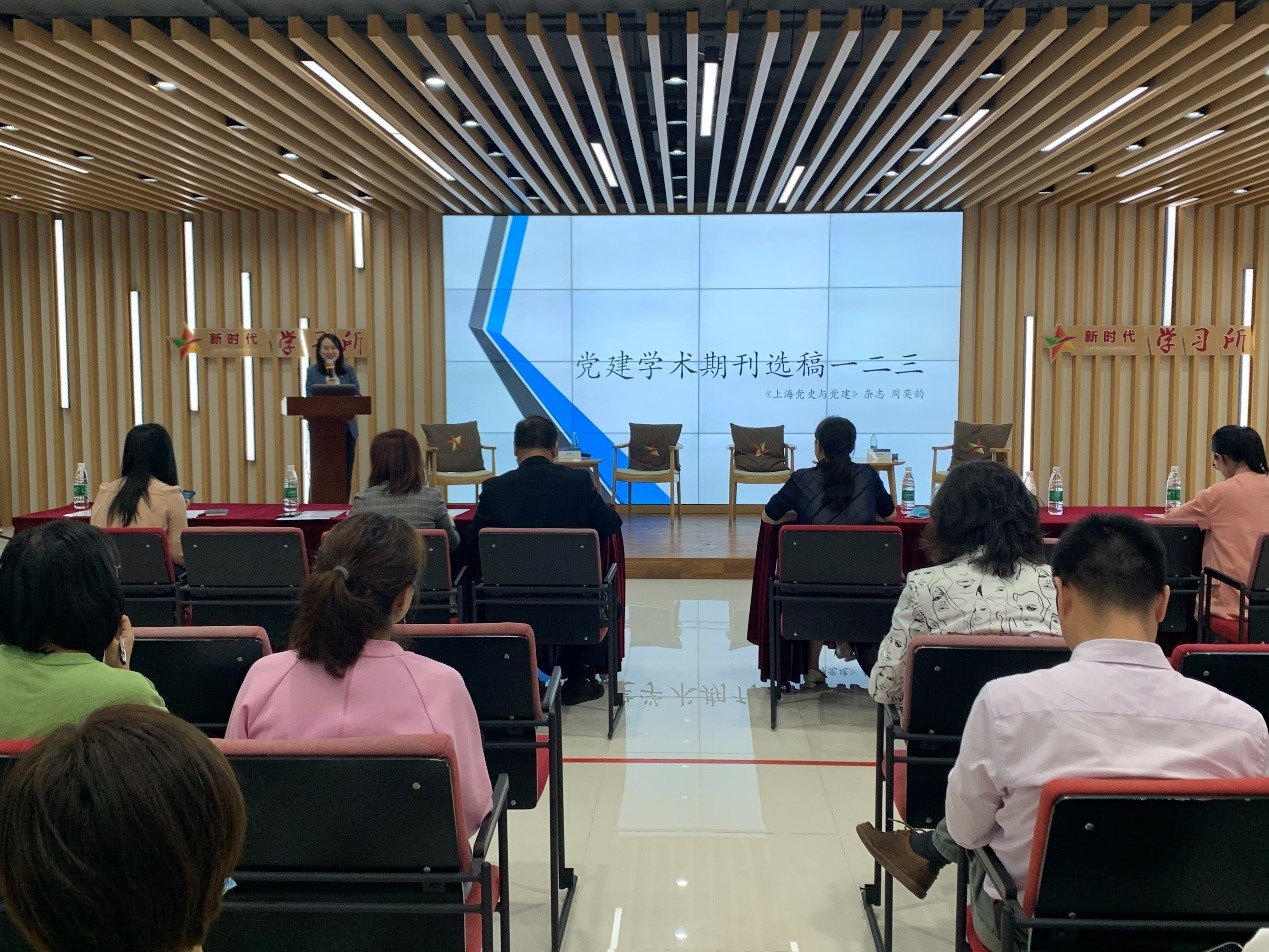 图为周奕韵介绍撰写环节
