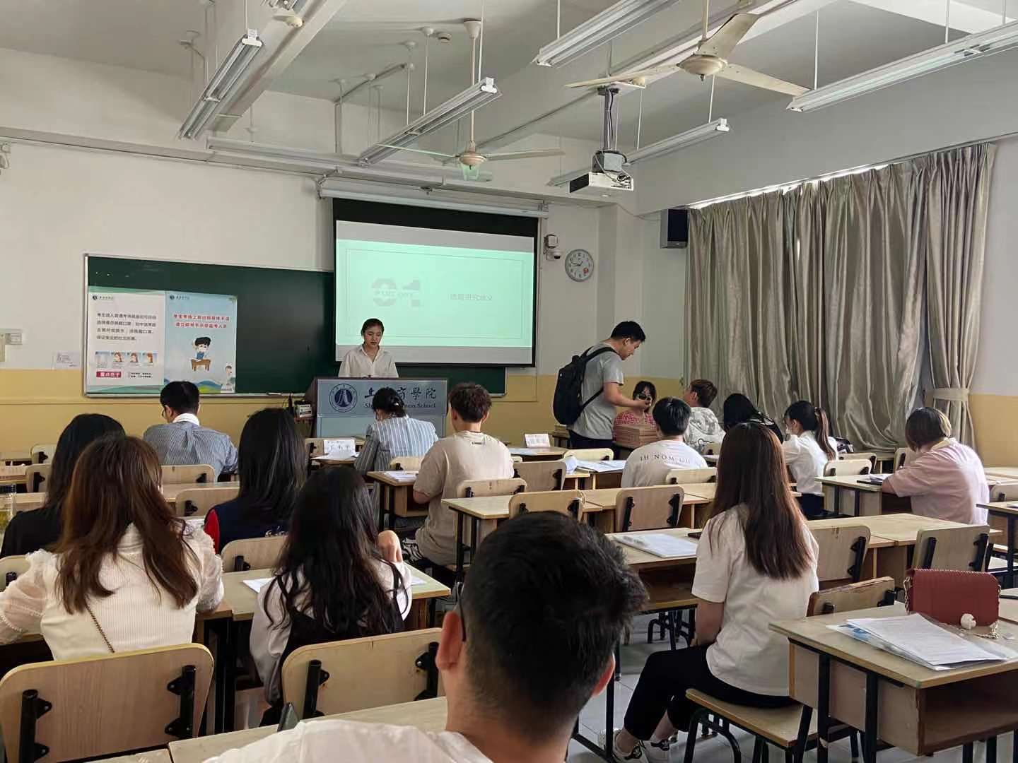 图为金融系毕业生答辩
