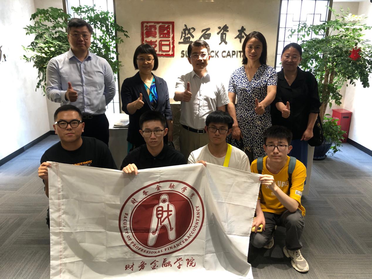图为参观合影 