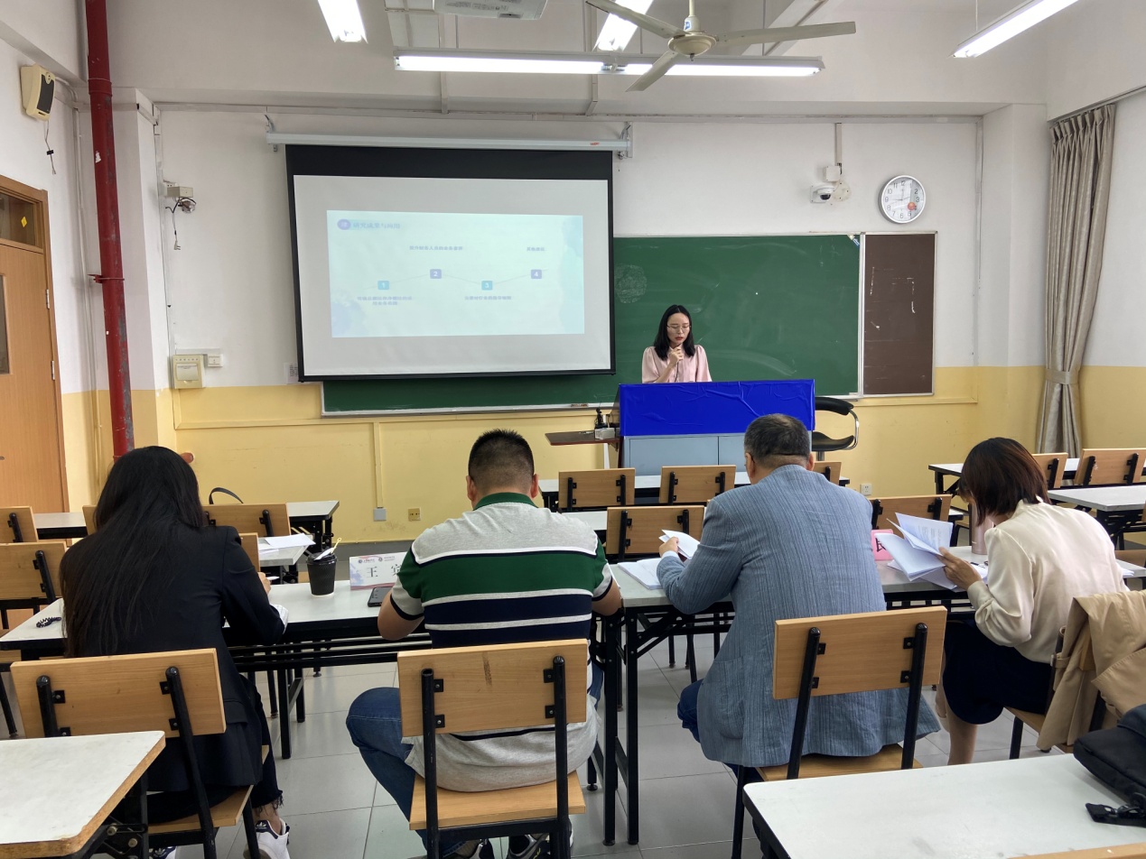 图为会计系毕业生答辩