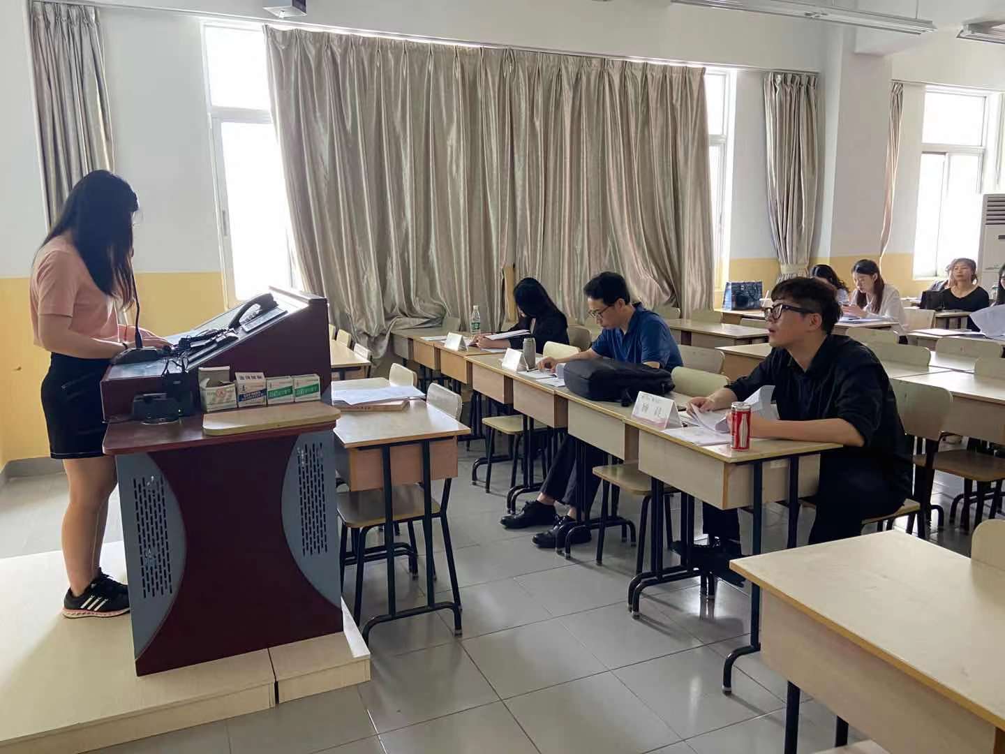 图为财务管理系毕业生答辩