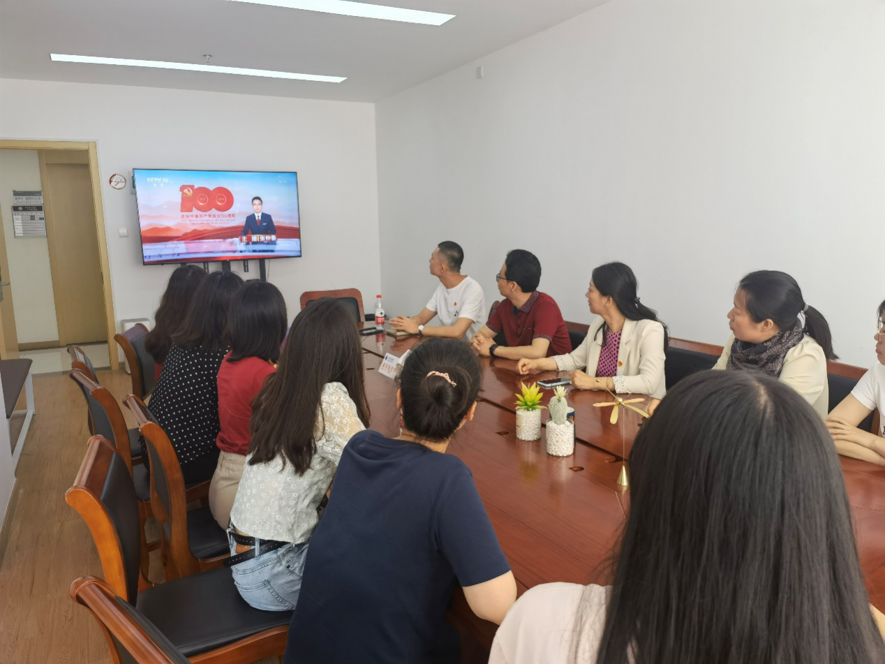 图为学院教师、学生看直播