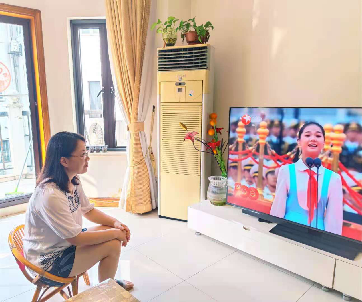 图为党员张海霞同志观看庆祝大会