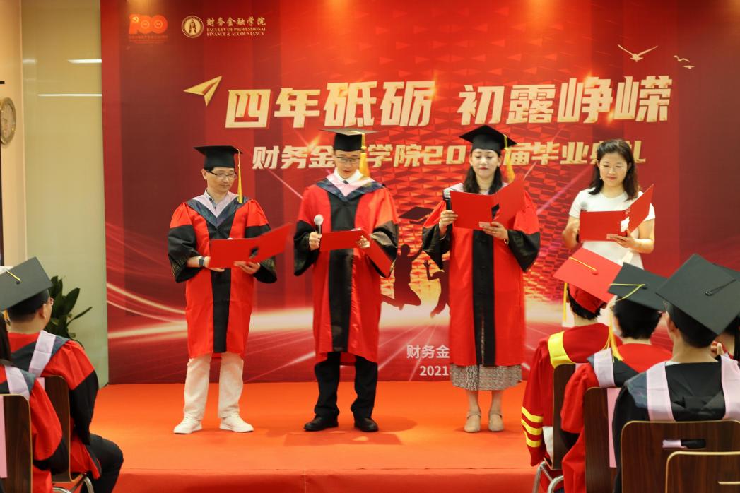 图为教师代表演唱歌曲