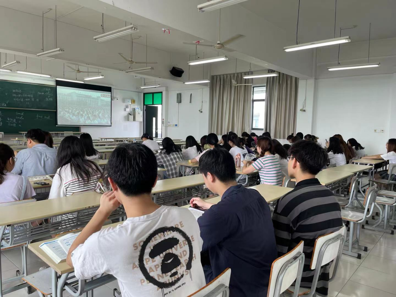 图为学生在教室集体观看庆祝大会