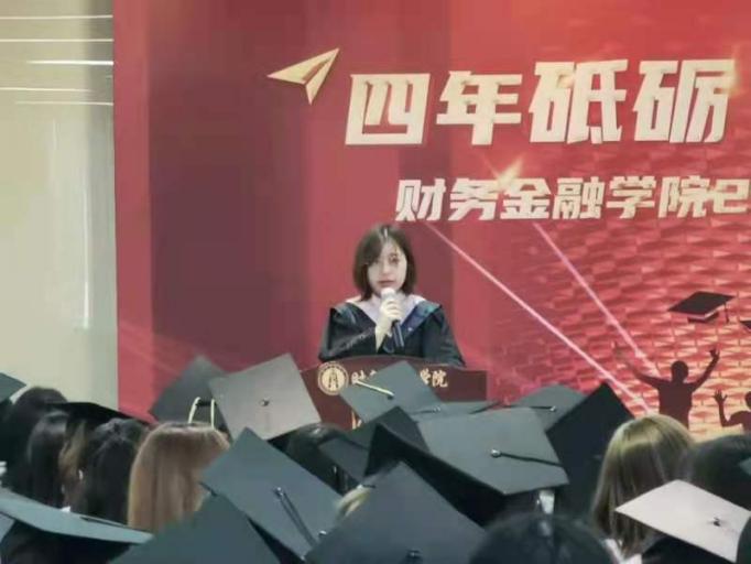 图为吴君睿发言