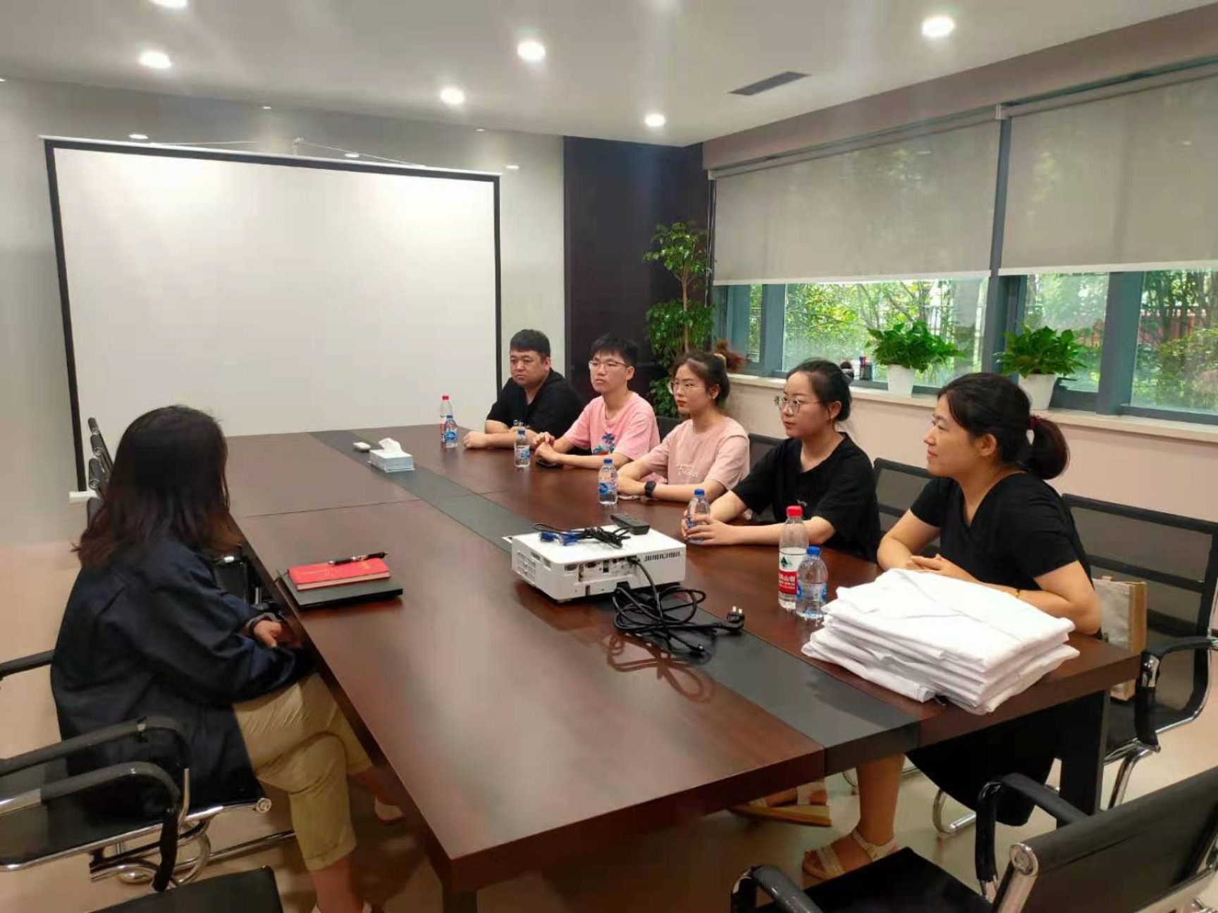 图为企业人员与学生座谈