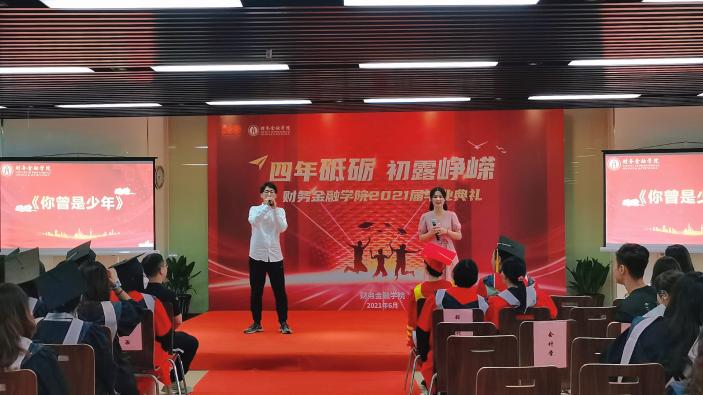 图为学生演唱