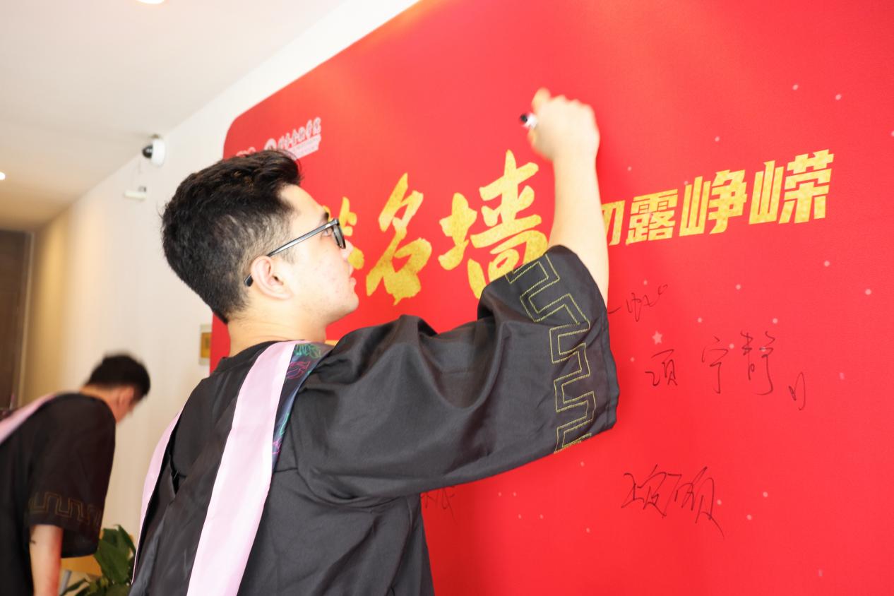 图为毕业生签字