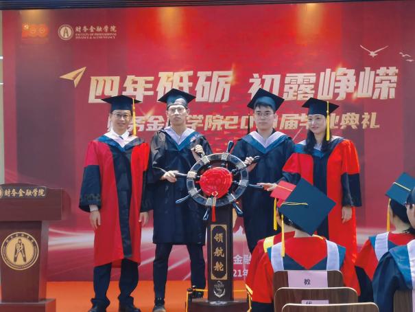 图为毕业生为母校赠送礼物