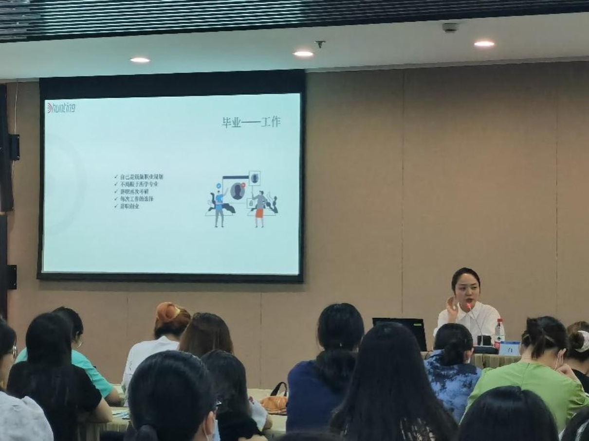图为校友白玉分享经验