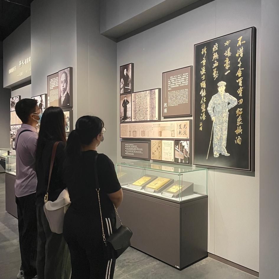 图为现场参观