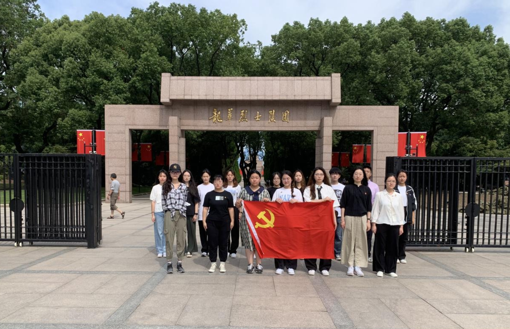 图为活动参与者合影