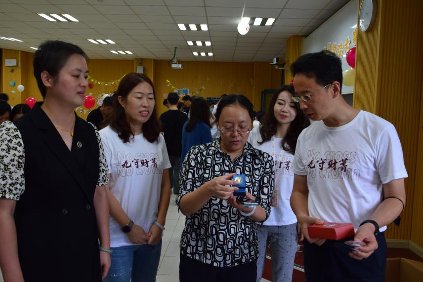 图为各级领导视察学院迎新活动